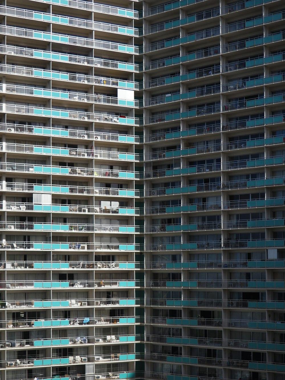 image of a large building in waikiki